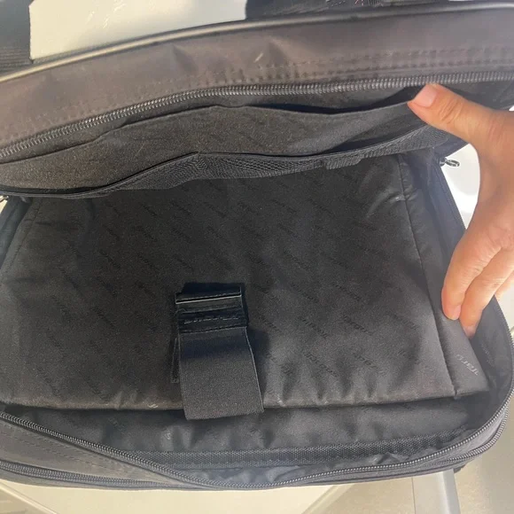 Targus Two-Tone Laptop Bag - Picture 5 of 11